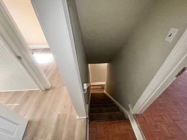 Building Photo - Contemporary 2 Bedroom Townhome w/ Updated Kitchen & Washer/dryer