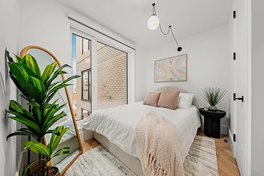 Building Photo - 313 E 17th St