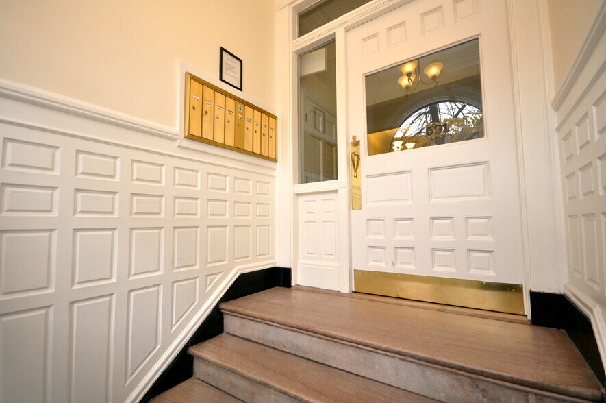 Building Photo - 591 Beacon St
