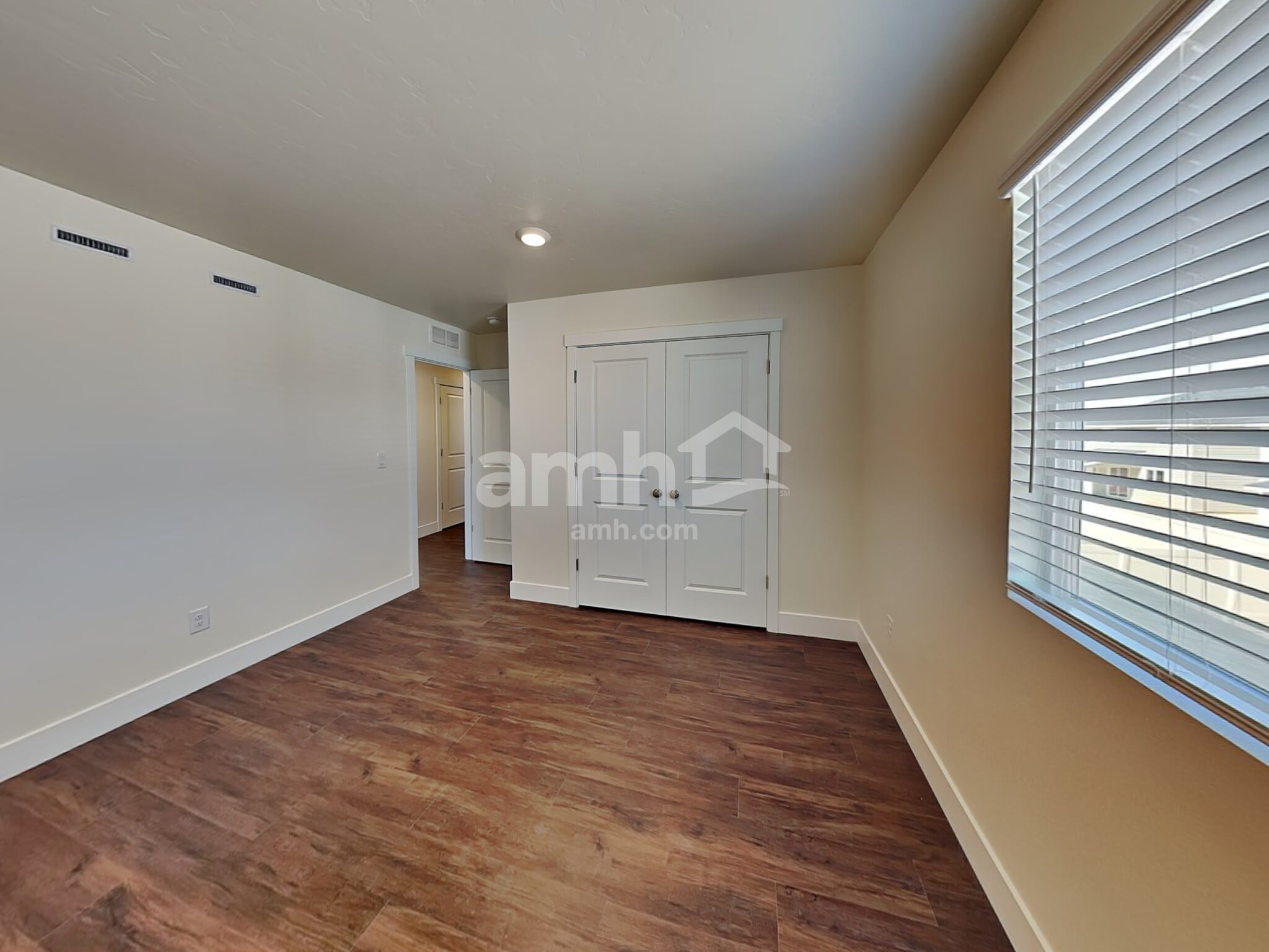 Building Photo - 1372 E Ludlow Dr
