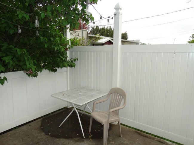 Building Photo - 632 N 5th E St