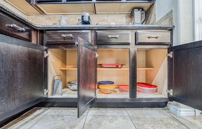 Building Photo - Westside area for Short or Long Term Rental (Completely Furnished) Beautiful 3 bed/2.5 baths plus...