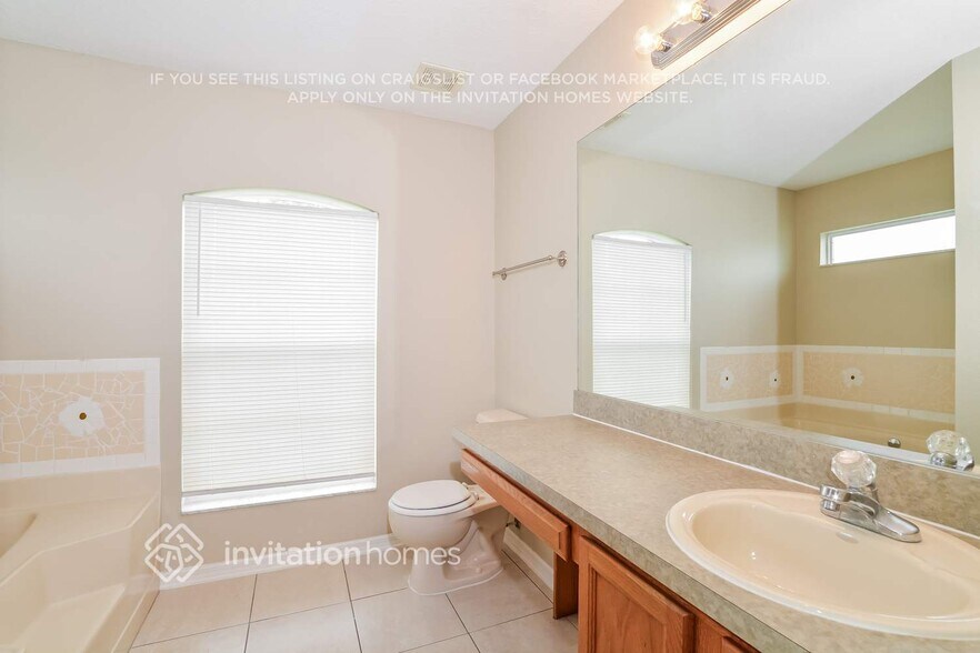 Building Photo - 1300 Navarre Dr
