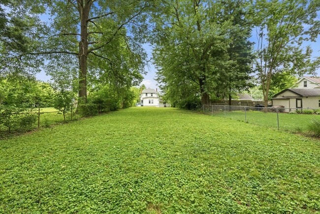 Building Photo - CHEVIOT: Charming 4 bed 2.5 bath 1 car detached garage