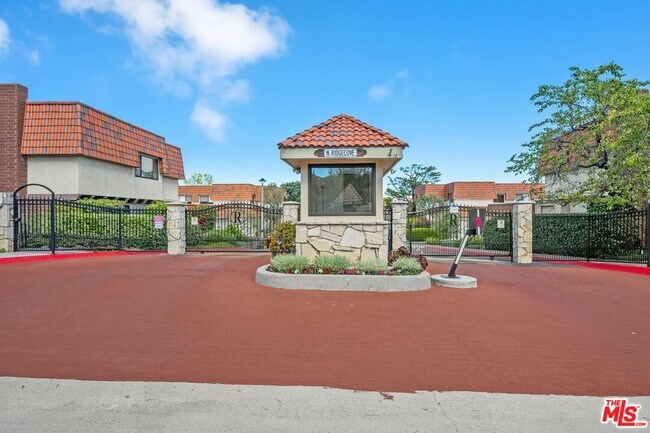 Building Photo - 27912 Ridgecove Ct N