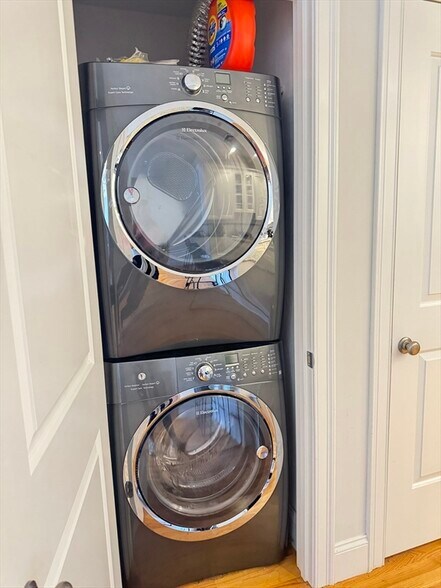 Building Photo - 387 W Broadway