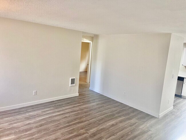 Building Photo - Cool Reno and Nifty Private yard too-Inner SE Duplex