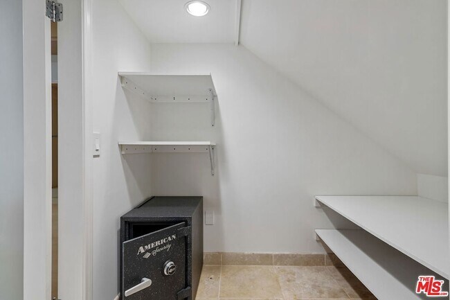 Building Photo - 516 1/2 Hill Street Unit