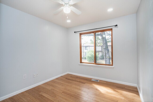 Building Photo - 123 Cottonwood Rd