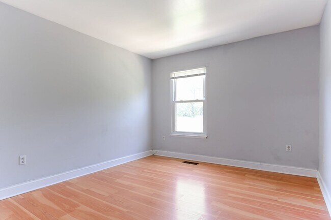 Building Photo - Move In Ready Townhome in Gaithersburg!