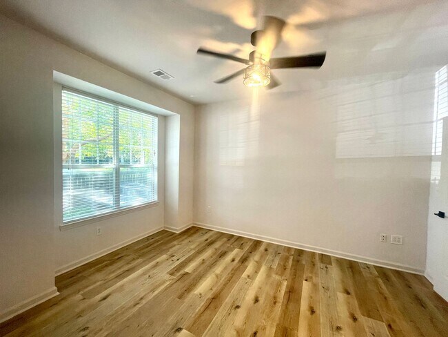 Building Photo - 1 Bedroom, 1 Bath Condo in The Concord West of the Ashley!