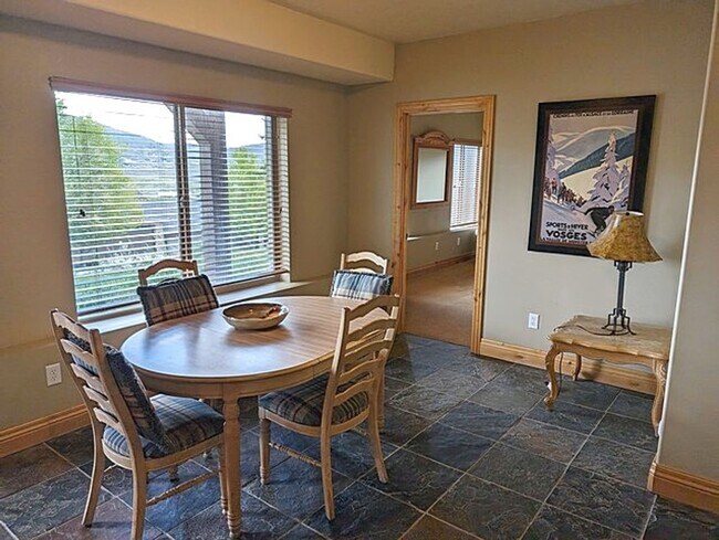 Building Photo - Beautiful Fully Furnished Jordanelle Townhome