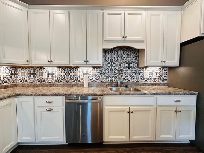 Building Photo - Contemporary Comfort Meets Convenience in Mt. Washington