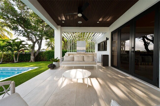 Building Photo - 2560 NE 199th St