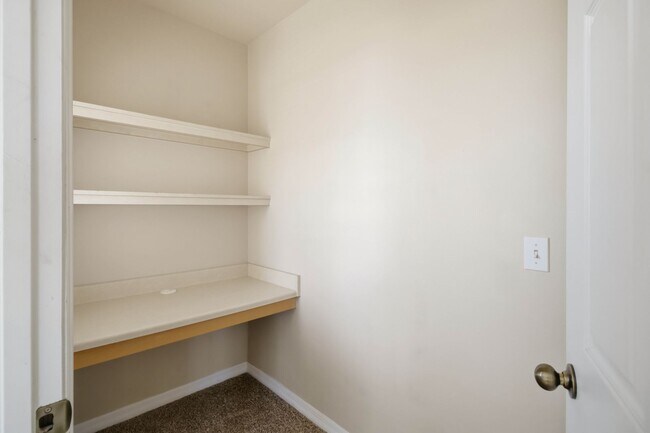 Building Photo - Spacious 2/2 unit available now for annual lease