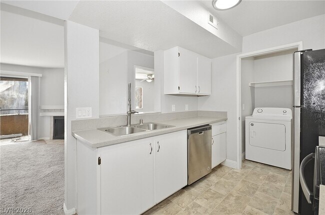 Building Photo - 220 Mission Catalina Ln