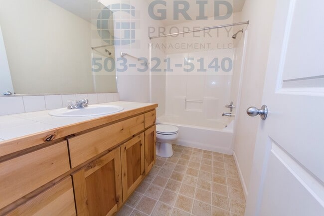 Building Photo - Beautiful 3BR Townhome