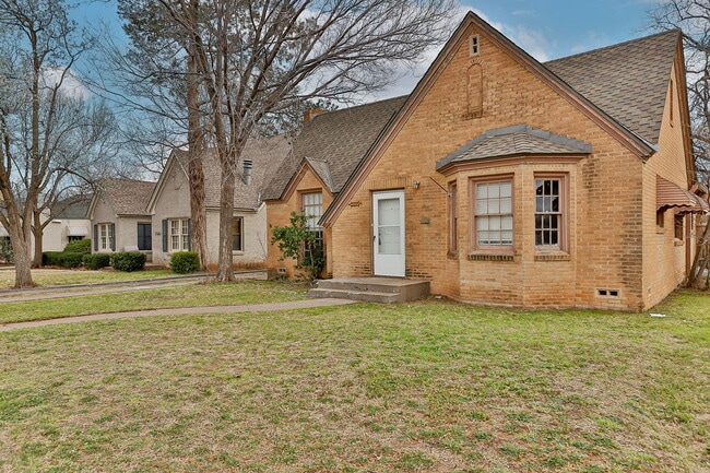Building Photo - 3 bedroom less than 1 mile from Tech