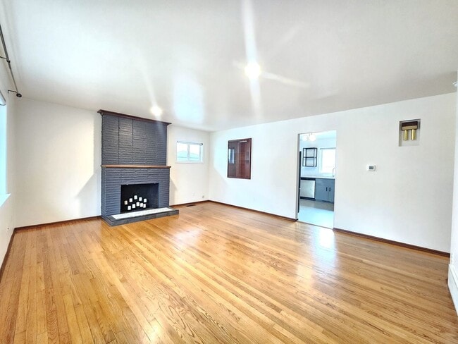 Building Photo - $2,150 - 3 Bed / 2 Bath Rancher Home in Perry District