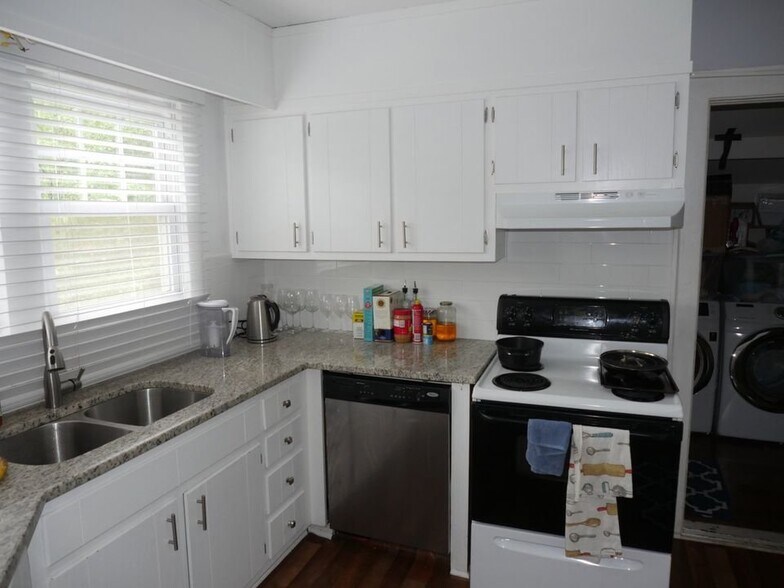 Building Photo - 1065 Atlantic Dr NW