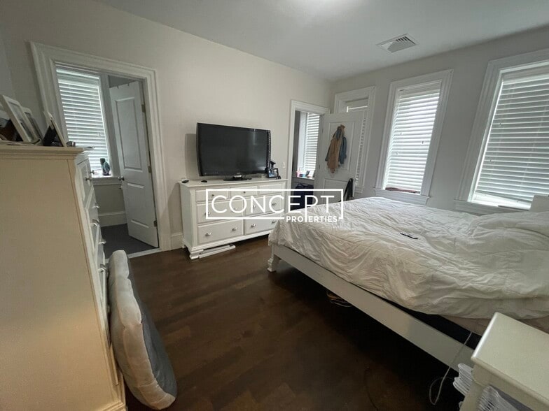 Building Photo - 2044 Beacon St