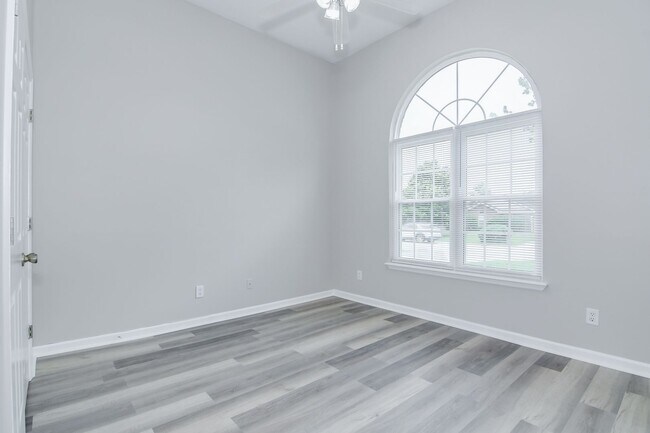Building Photo - 4 Bedroom Ranch