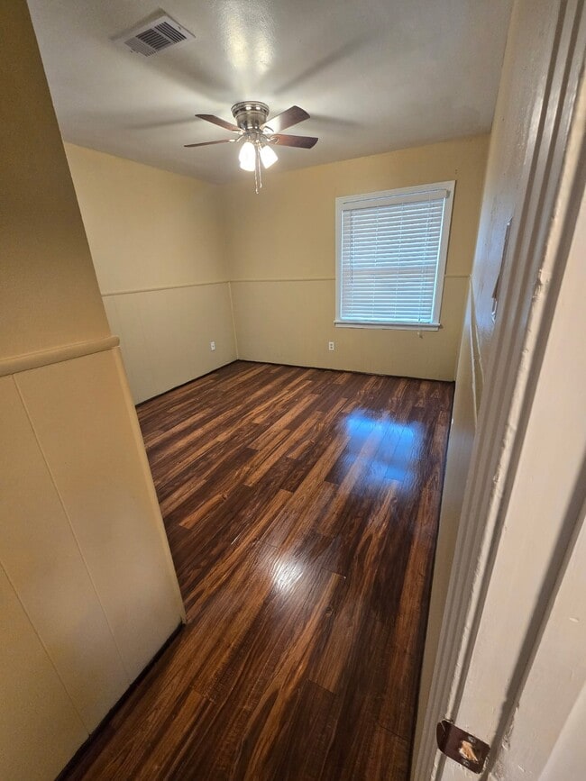 Building Photo - 833 Magnolia St