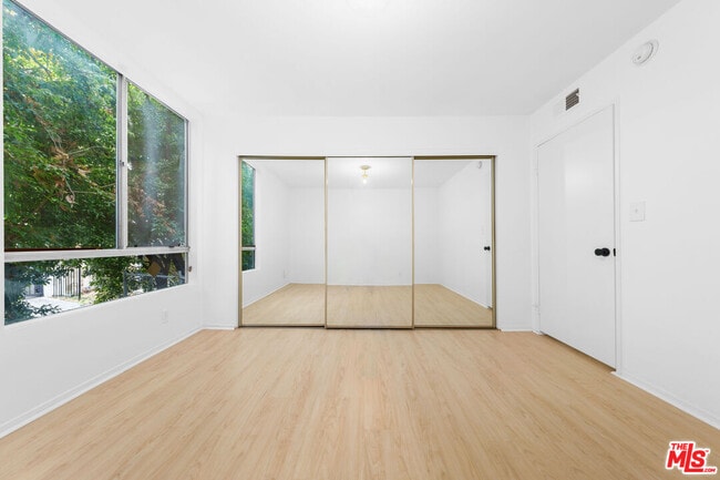 Building Photo - 406 N Oakhurst Dr