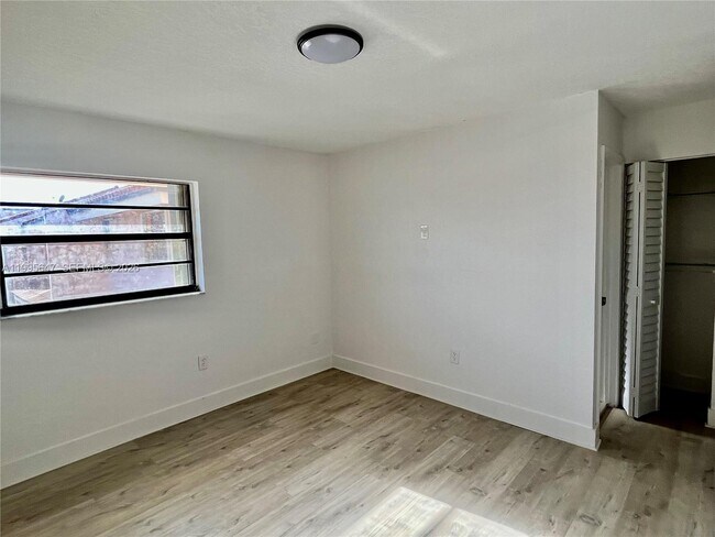 Building Photo - 550 SW 115th Ave