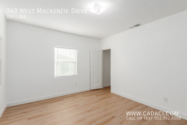 Building Photo - 749 W MacKenzie Dr