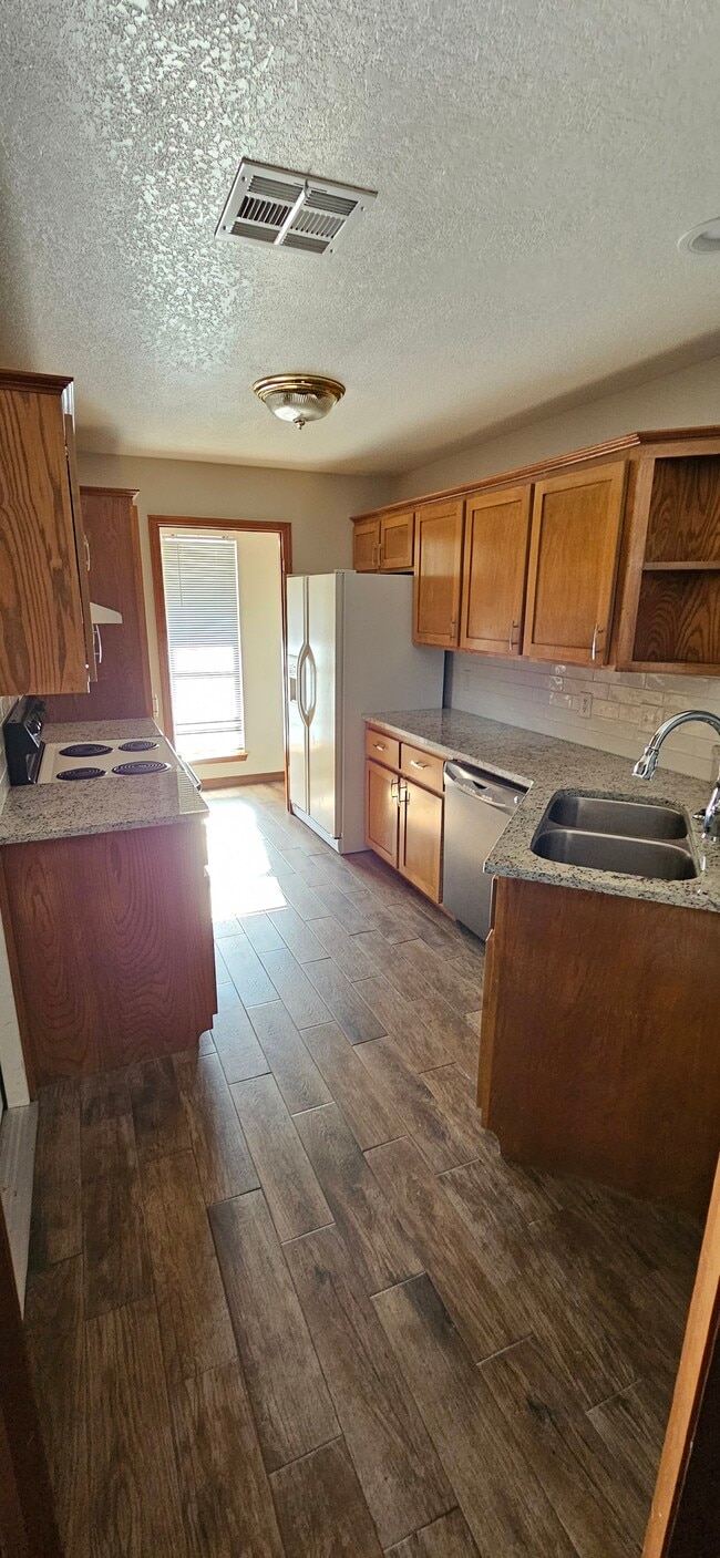 Building Photo - 1320 Greenfield Dr