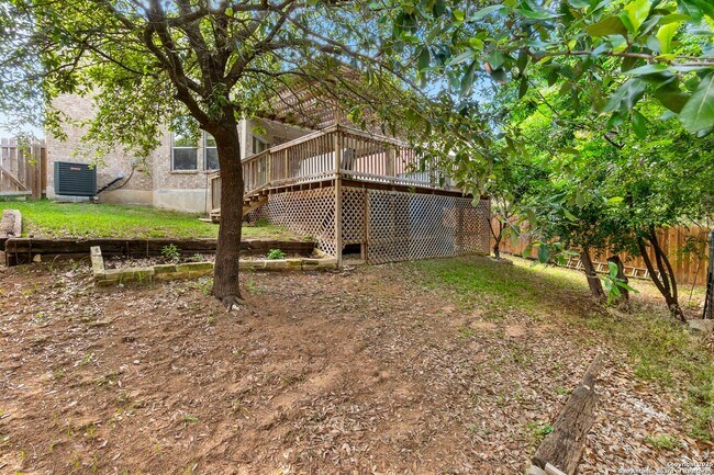 Building Photo - Charming Home Awaits: Spacious & Modern Li...