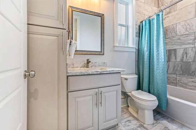 Building Photo - 1220 Carondelet St