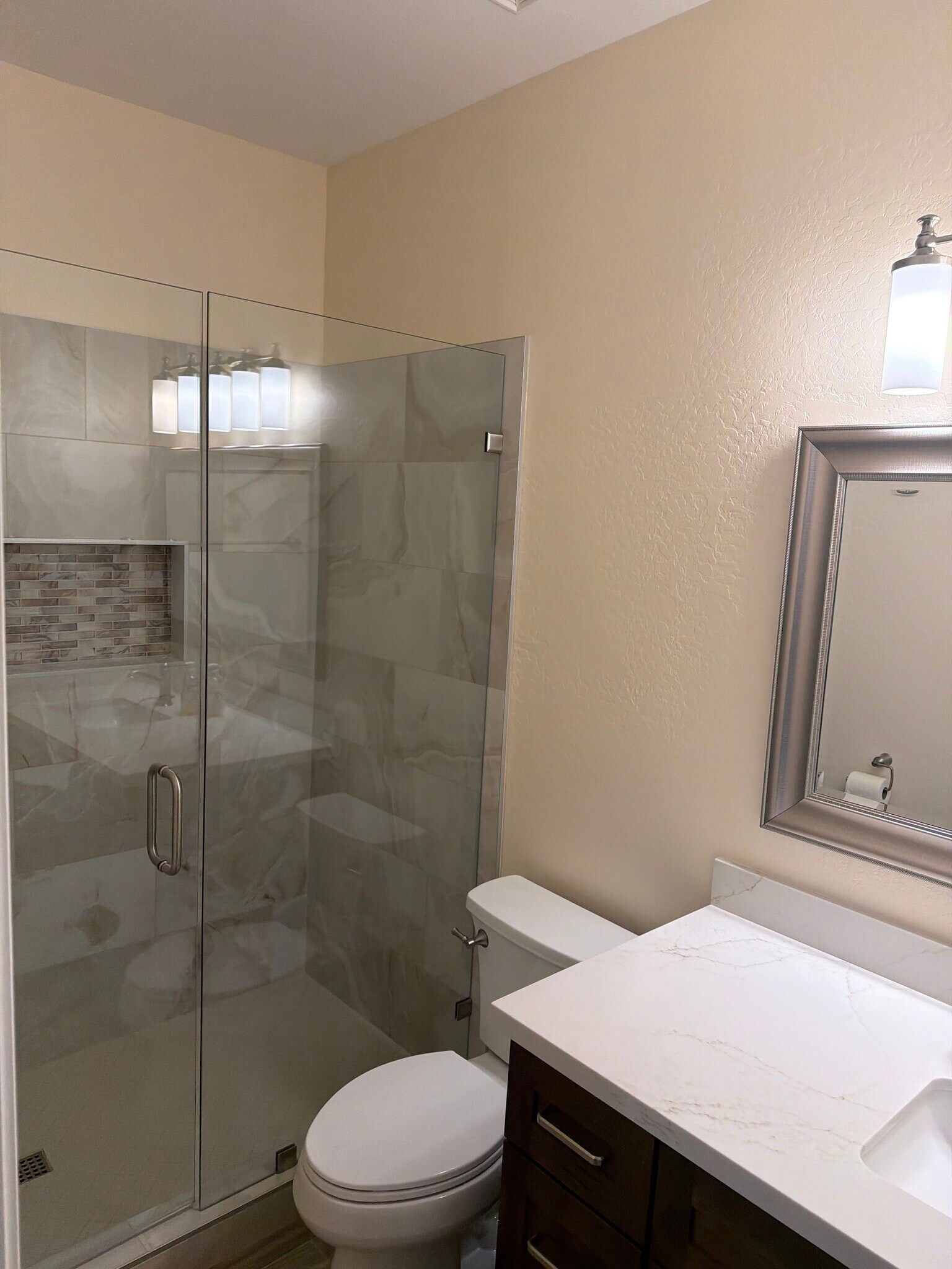 Guest bath - 2600 E Springfield Pl