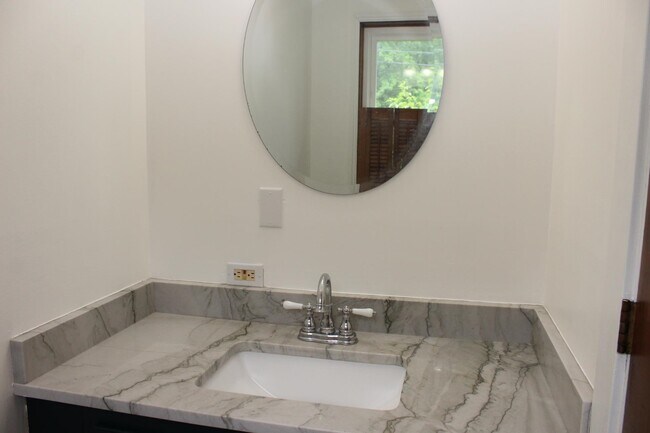 Building Photo - 331 Shore Dr