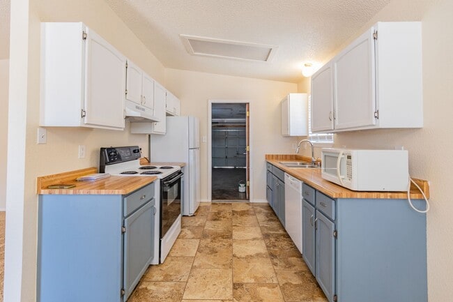 Building Photo - Conveniently located 3 Bedroom, 2 bath nea...