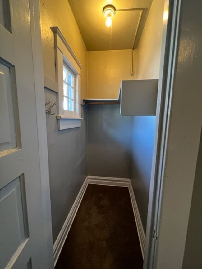 Building Photo - 3 Bedroom House on Jefferson St Near Downt...