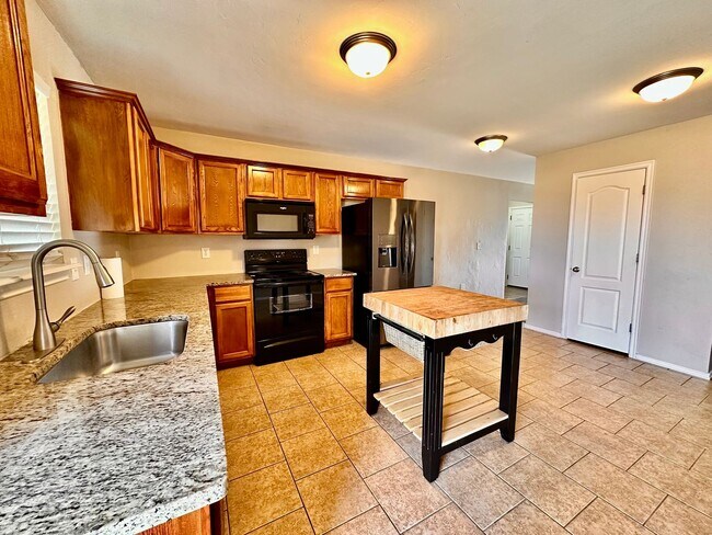 Building Photo - Newer 3 Bedroom off I-240