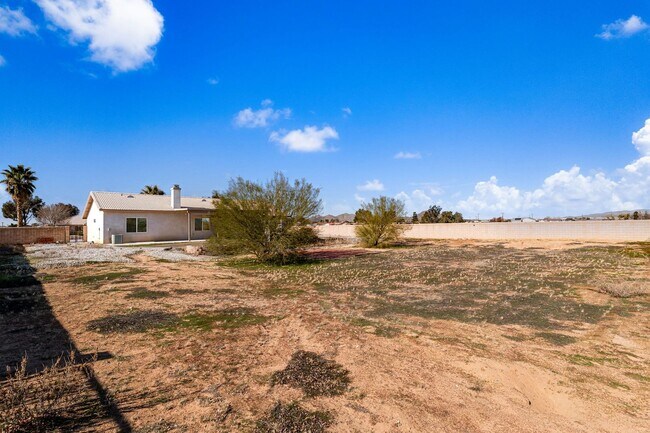 Building Photo - Stunning and Beautifully Spacious Home