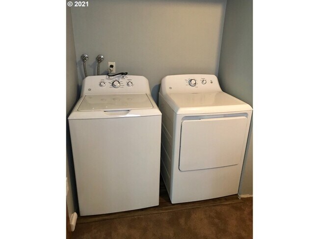 Building Photo - 6867 N Fessenden St