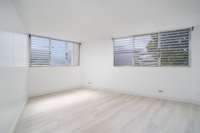 Building Photo - Upgraded Condo w/ Assigned Parking Near H1...