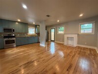 Building Photo - 2105 Kinney Ave