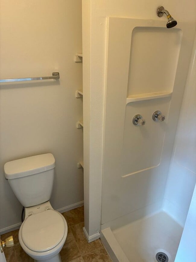 Building Photo - MOVE IN SPECIAL 2 WEEKS FREE! Lovely 3 Bed...