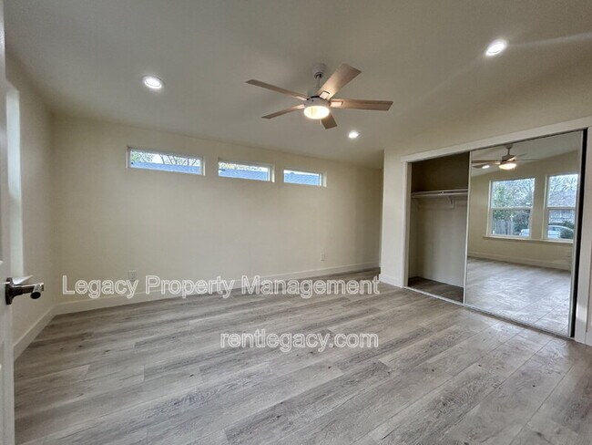 Building Photo - 10753 Oakton Way