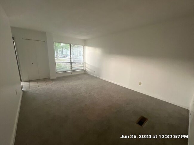 Building Photo - Hearthsone Condo