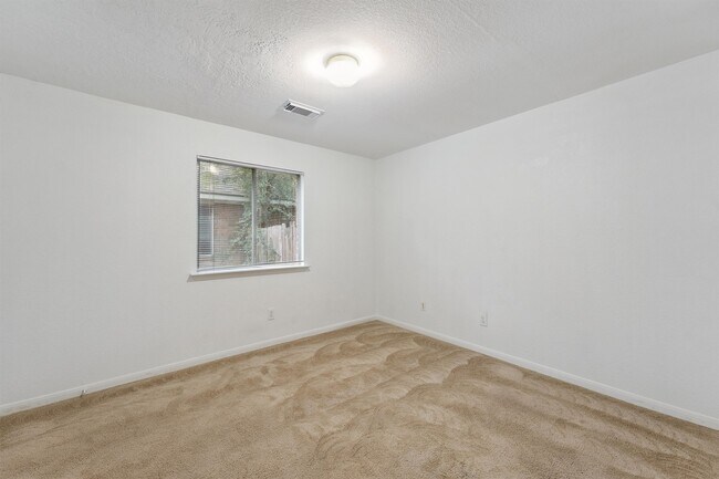 Building Photo - 86 Genesee Ridge Dr