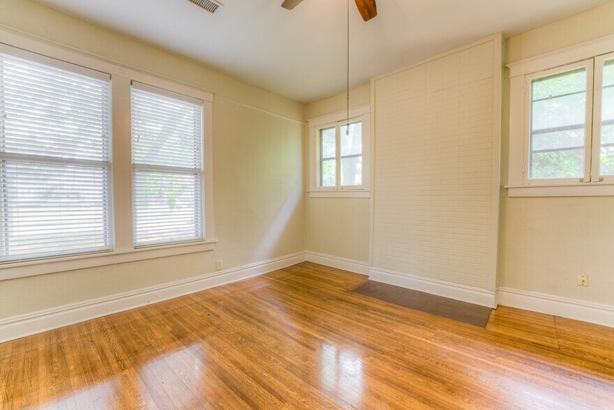 Building Photo - 1526 N Parkway