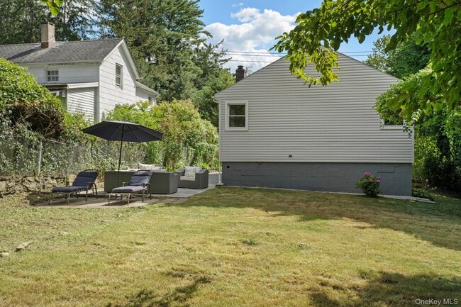 Building Photo - 25 Maple Ave