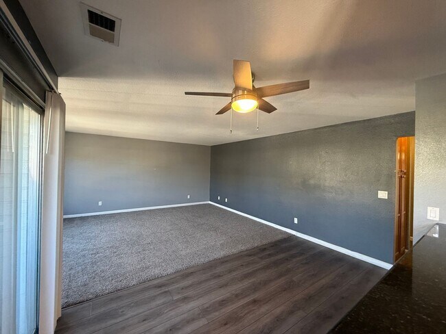 Building Photo - Parkview condo close to shopping & freeway access!