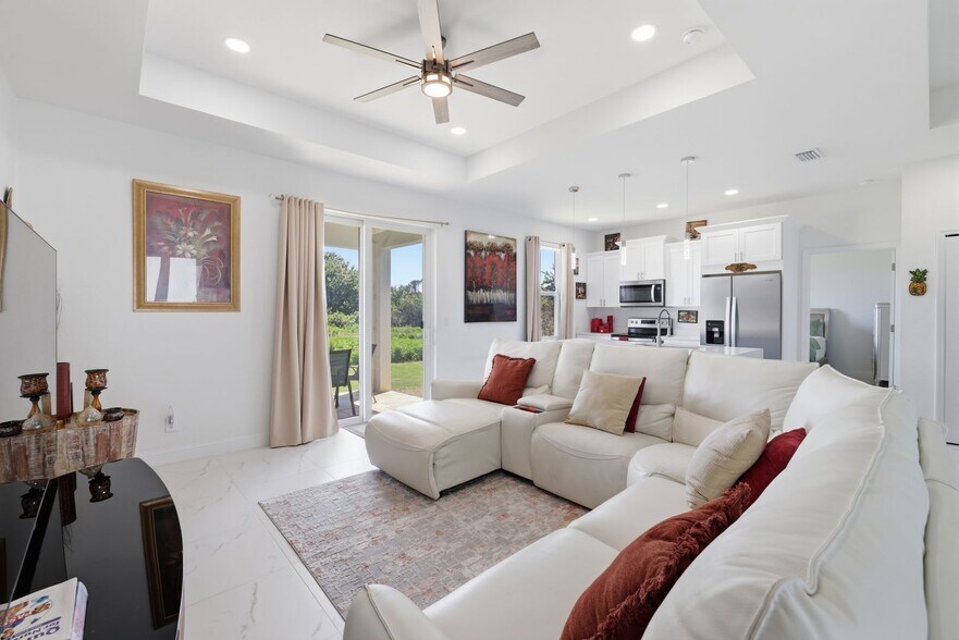 Building Photo - Newer 3/2 home all tile